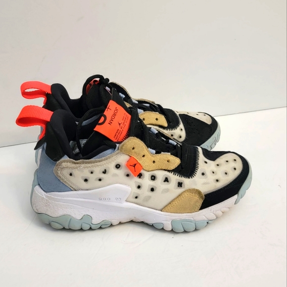 Jordan Delta Thermo white size 4Y